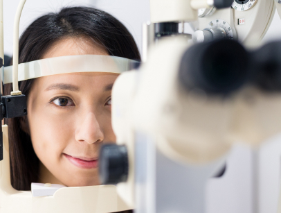 woman-look-in-ophthalmoscope-2022-12-15-21-58-49-utc 1